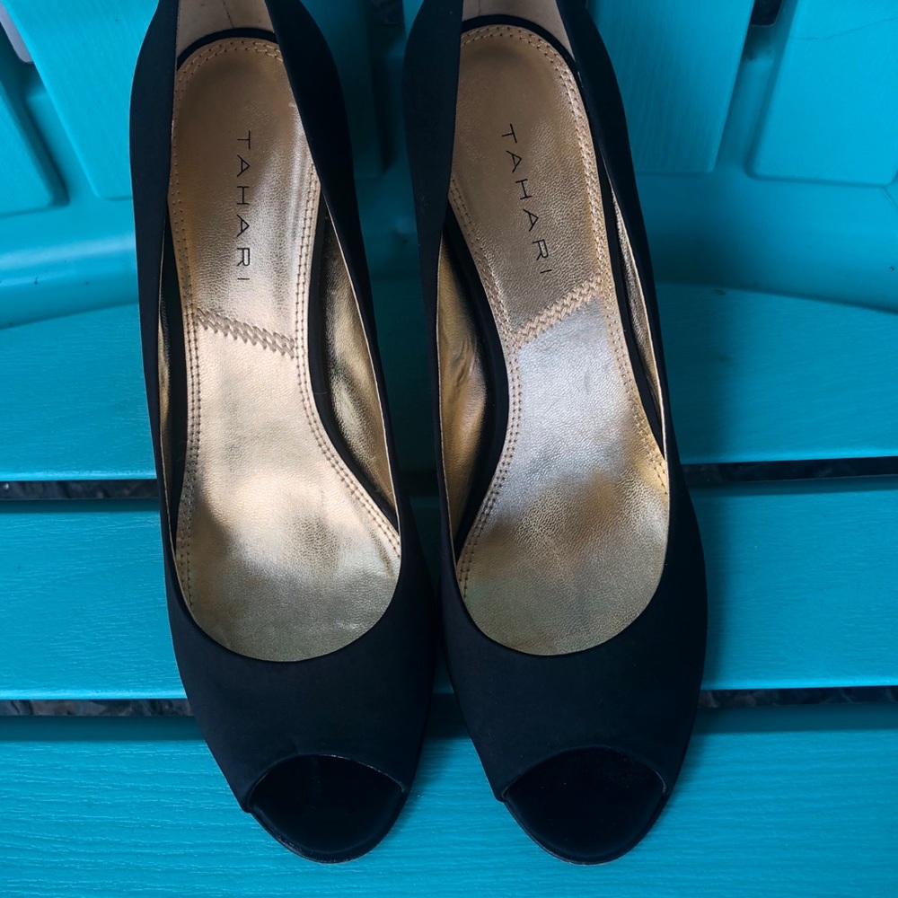 Tahari women’s black pumps 👀toe Susan size8